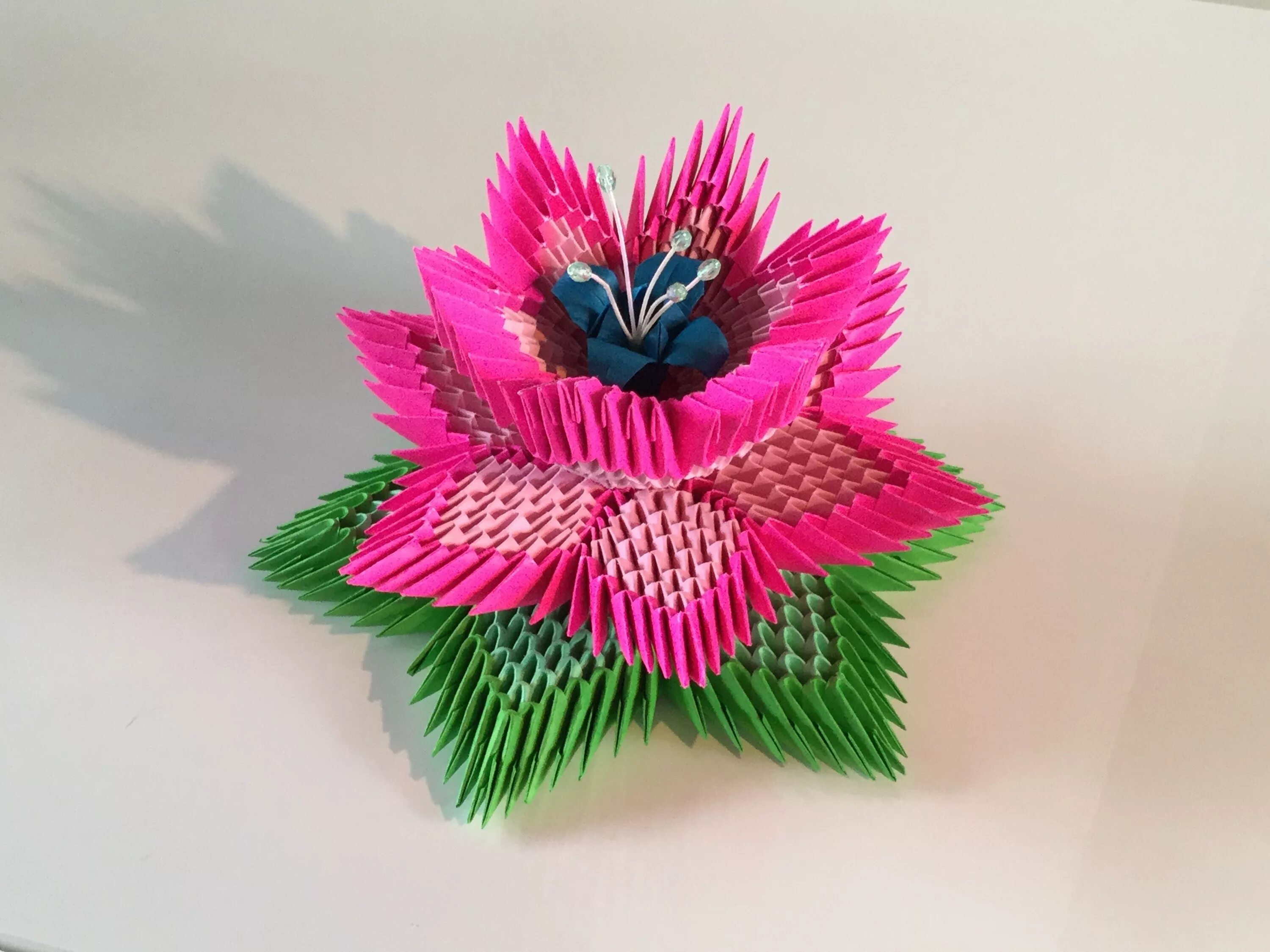 Оригами модульный Лотус. Модульное оригами цветы Лотос. Цветы из треугольных модулей. Цветок из бумажных треугольников.