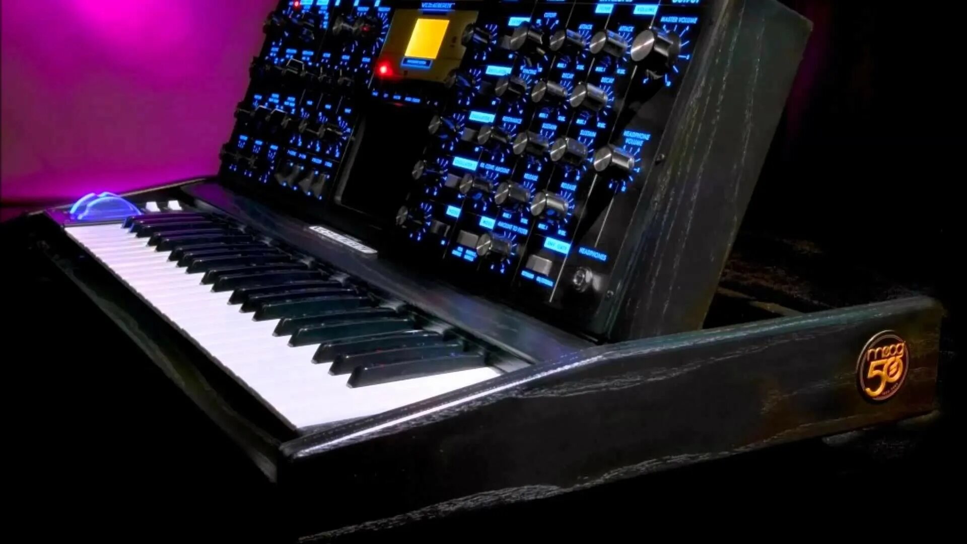 MOOG Minimoog Voyager Electric Blue Edition. Синтезатор. Синтезатор (музыкальный инструмент). Синтезатор электронный.