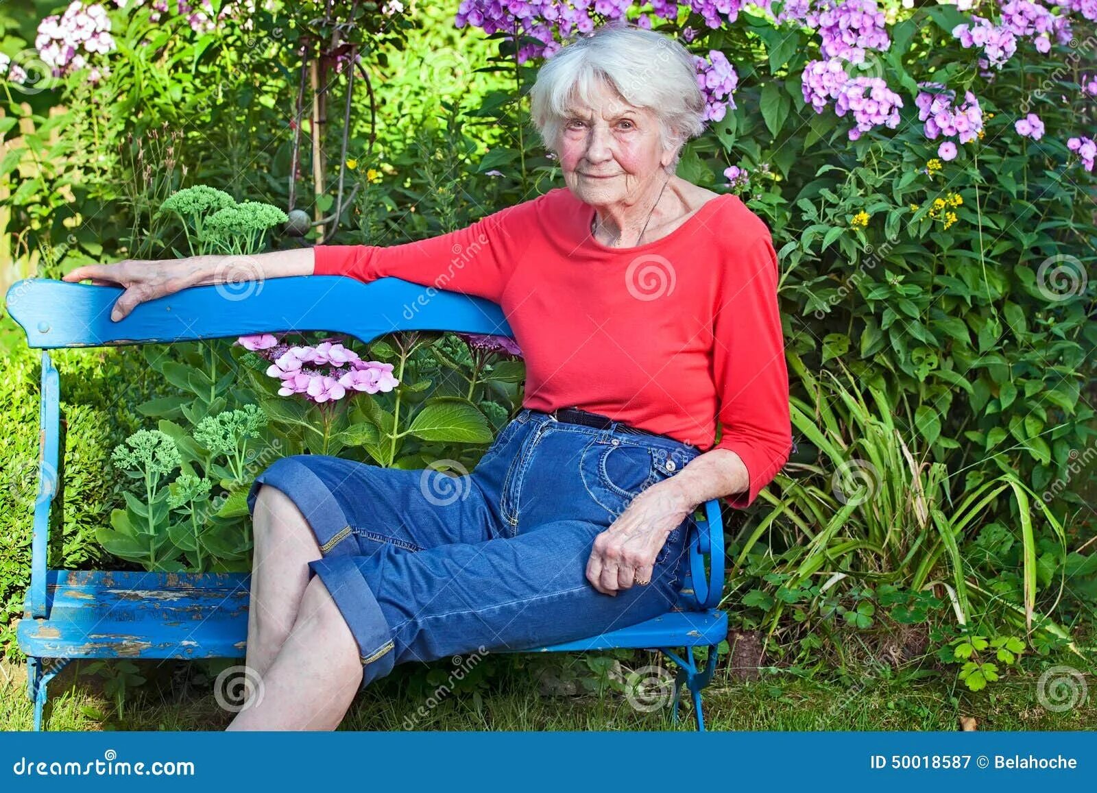 Бабушки худые маленькие. Пожилые в саду. Пожилая женщина на лавочке. Пожилая женщина на скамейке. Старая женщина на скамейке в саду.