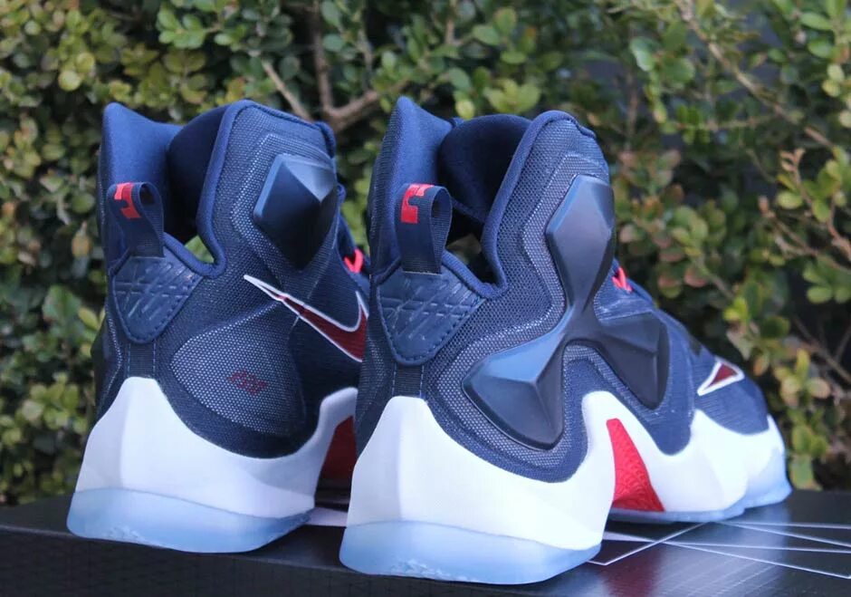 Найк 13. LEBRON 13 USA. Кроссовки Леброн 13. Nike LEBRON Christmas 13. Nike LEBRON 13 коробка.