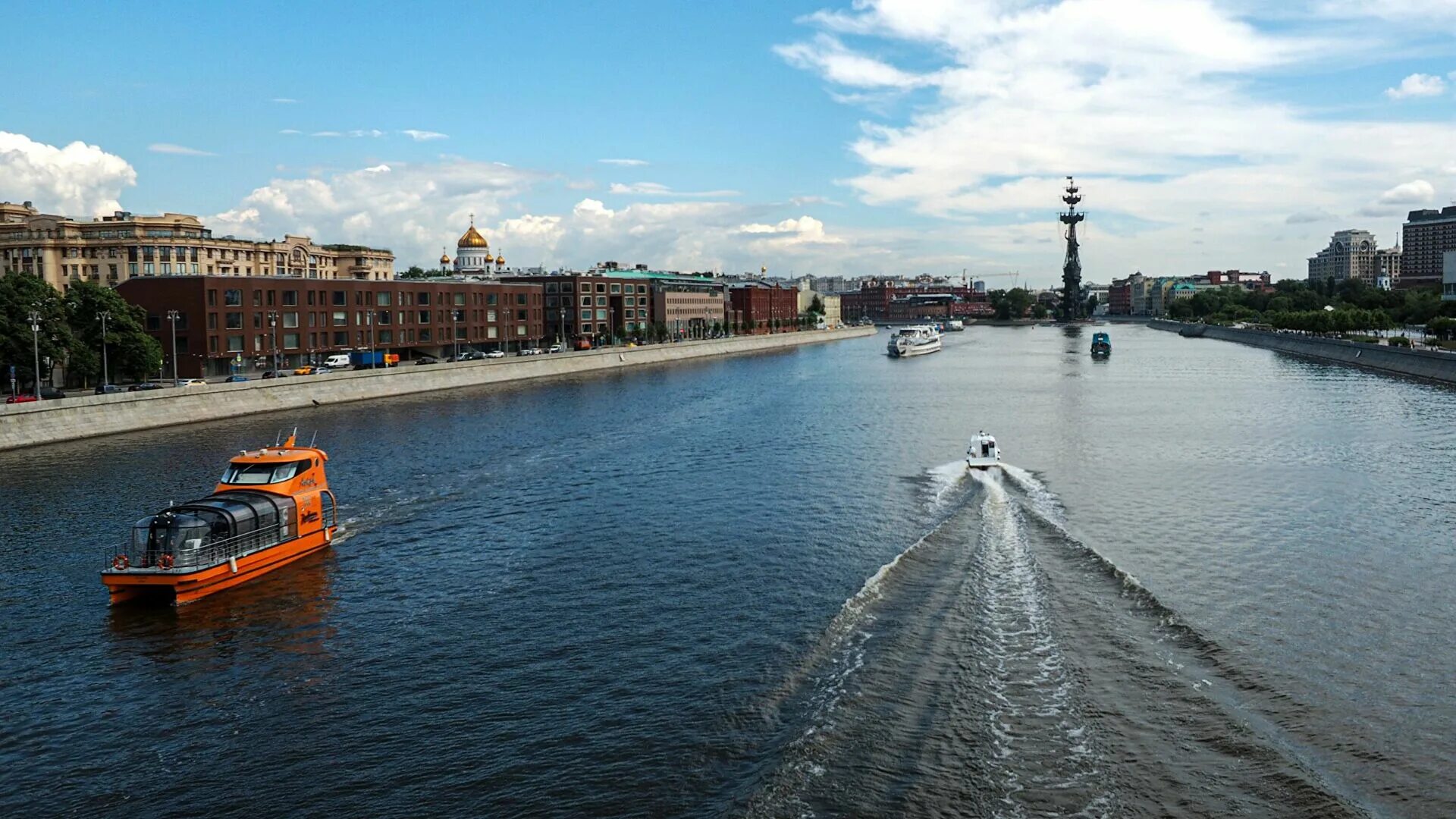 Москва река читать краткое. Акватория Москвы реки. Андреевский причал Москва. Реки Москвы. Теплоходы на Москве-реке Андреевский мост.