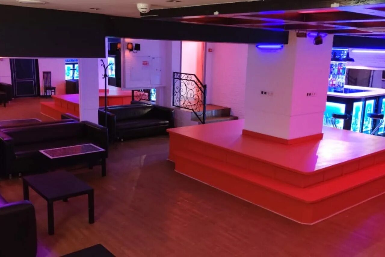 Подвальная комната бдсм. Московский свингер клуб. Свинг клуб скрытая камера. Свинг бар. Свинг комната.