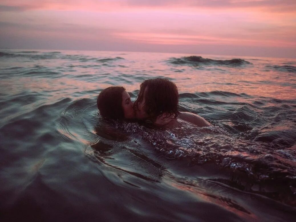 Инди любовь. Поцелуй на море. Море любовь Эстетика. Поцелуй на море Эстетика. Фото поцелуев и моря.