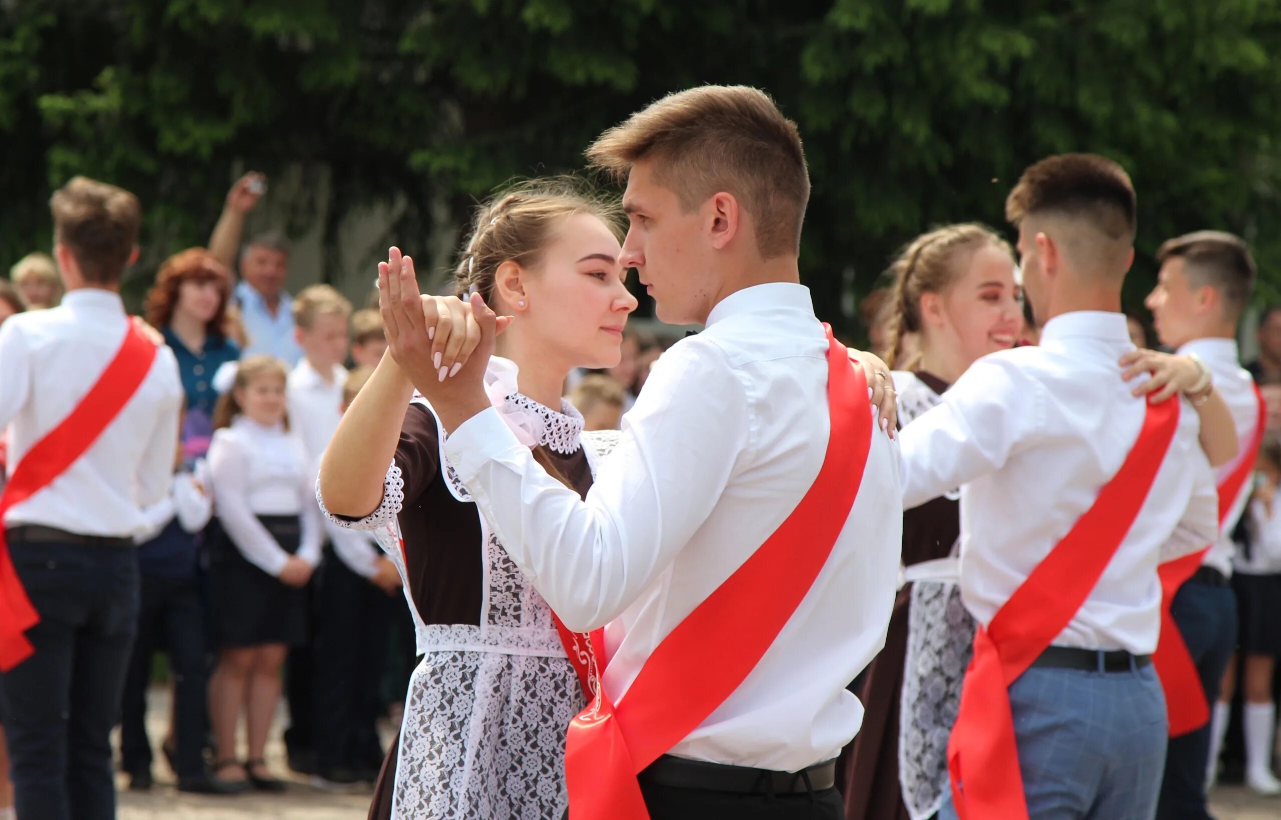 Выпускник сш. Выпускники школы. выпускной в школе. последний звонок 11 класс. выпускники российских школ.