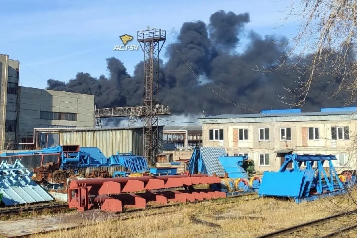 Что горело на левом берегу. Новосибирск промзона. Пожар на Станционной Новосибирск. Пожар в Новосибирске сегодня Ленинский район Станционная. Пожар Ленинский район города Новосибирска.