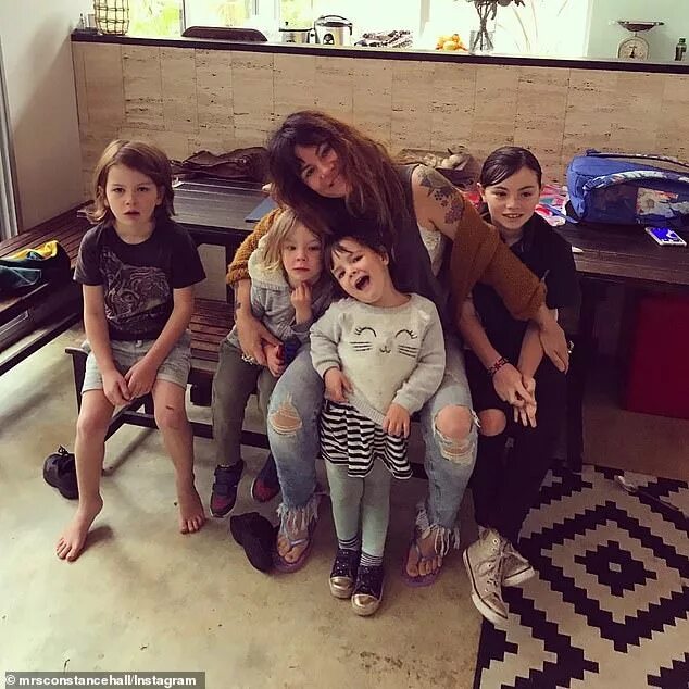 She 7 kids. I am картинки для детей. She 7 kids. Amazon kids планшет. Женщина с ребенком школьником.