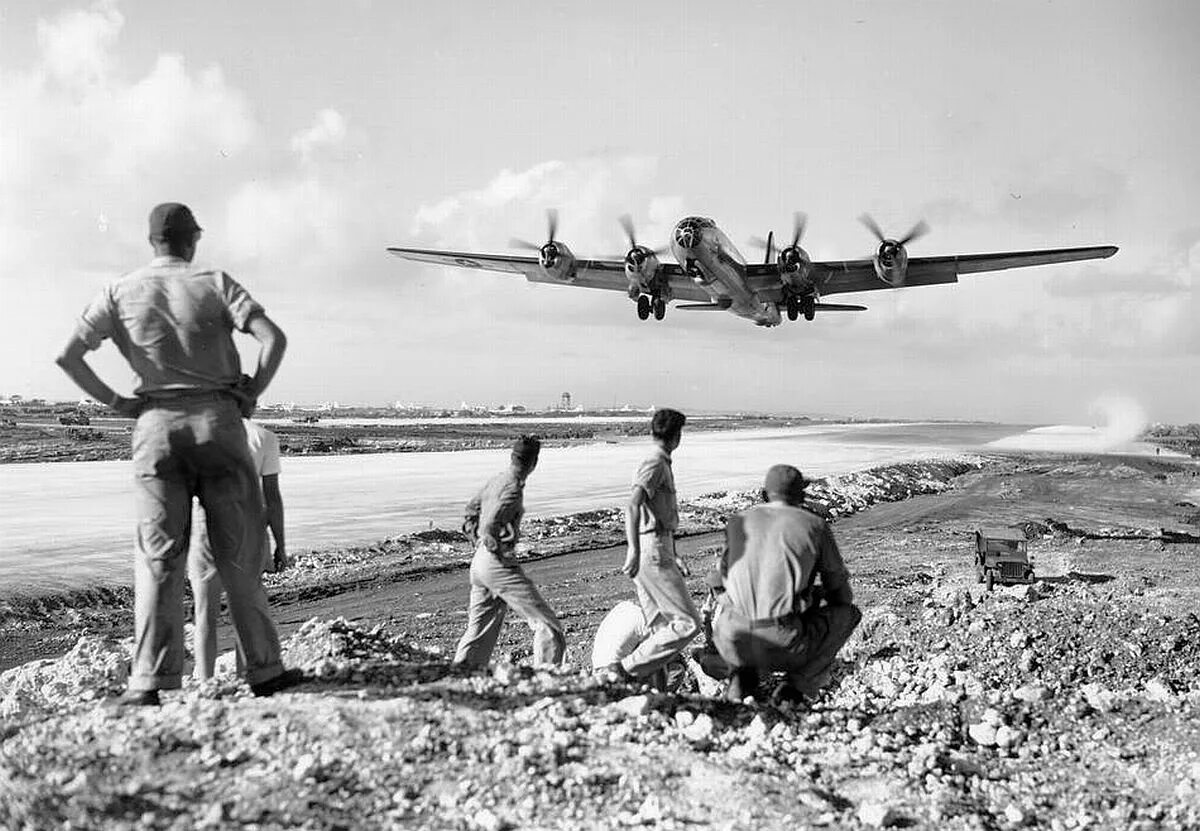 Острове во время второй. B-29 бомбардировщик вторая мировая. Остров Сайпан вторая мировая. Б 29 Сайпан. Американские бомбардировщики 1944.