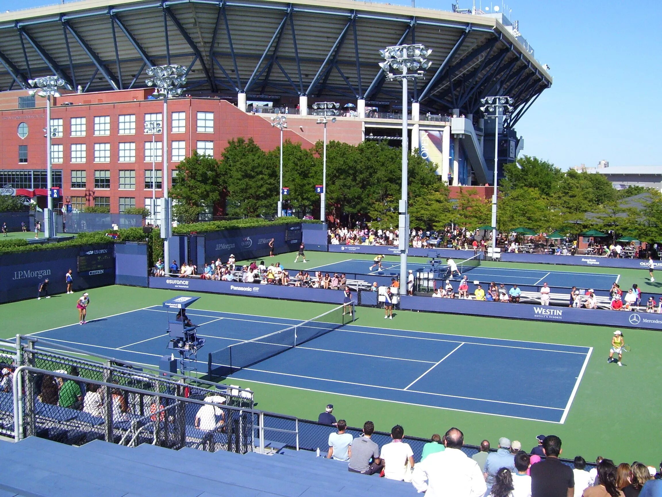 Usta Billie Jean King National Tennis Center. Стадион Артура Эша. Теннисные корты Нью Йорк. Теннис стадион.