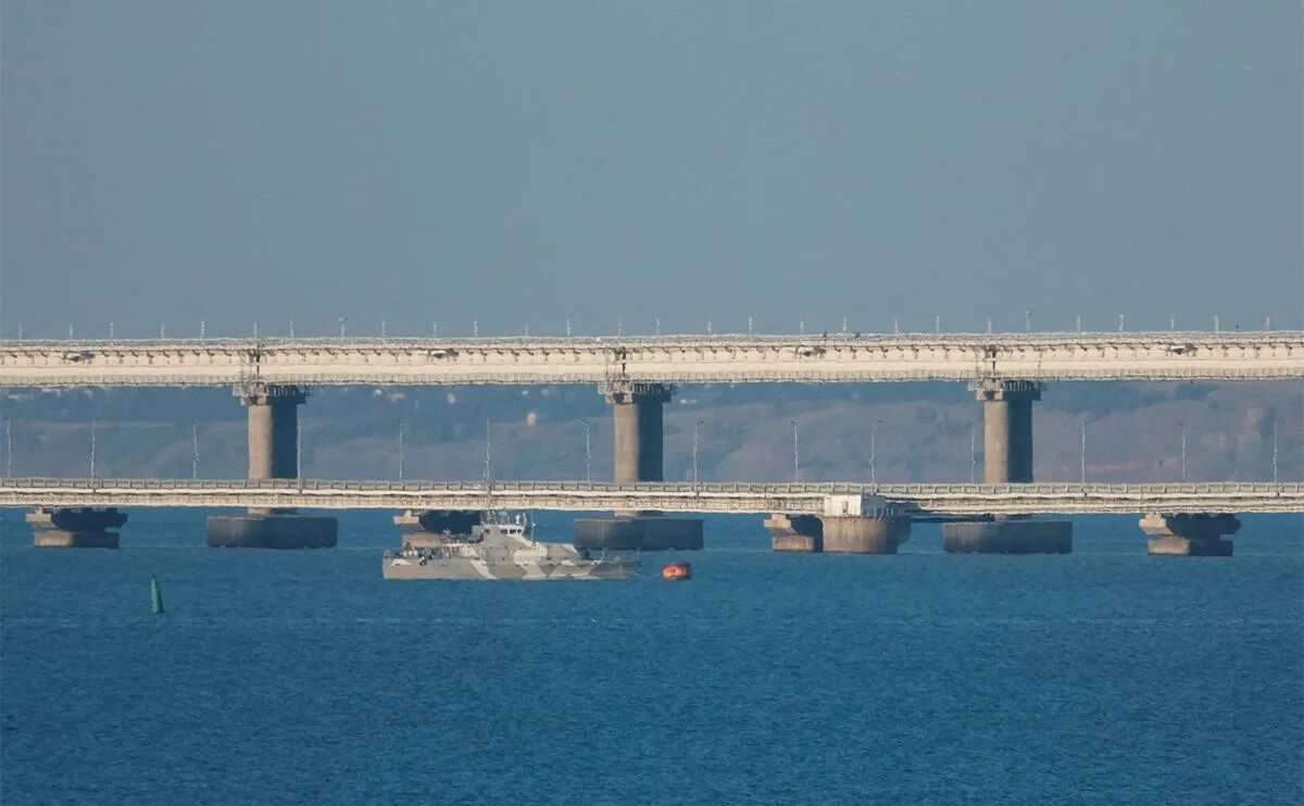 Крымский мост вчера. Крымский мост через керченский пролив. пролеты крымского моста. 17 июля 2025 года крымский мост. опоры моста.