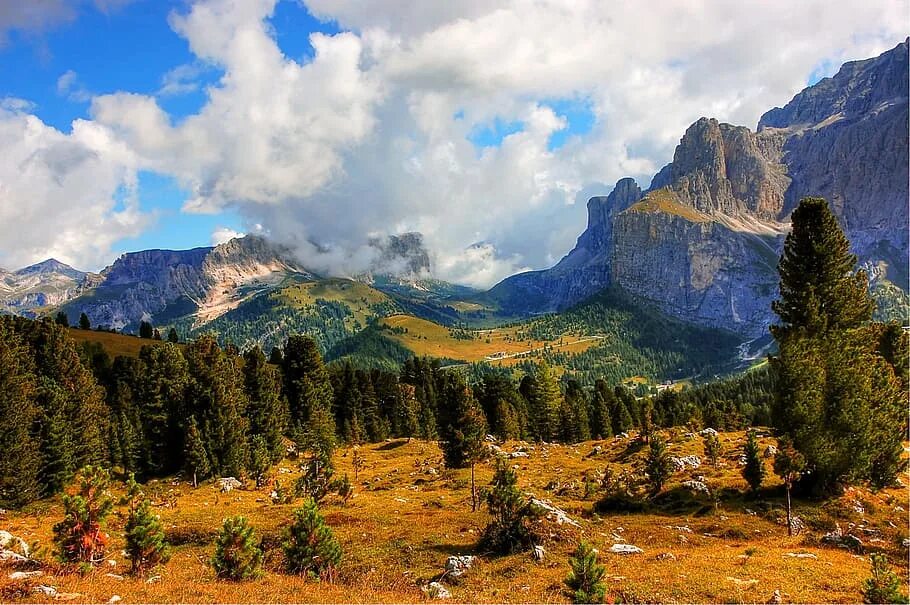 Доломиты. Горы Италии. Какие горы в Италии. Панорама Сечеда Доломиты фотографии.