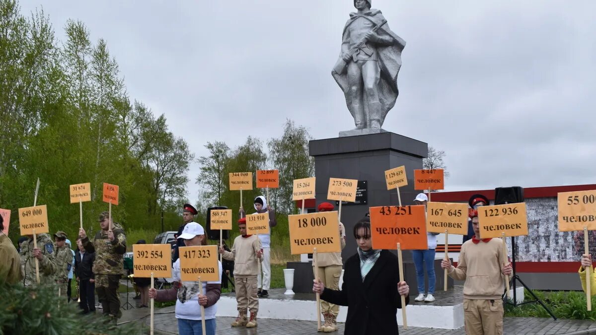 Приуроченной к годовщине. Митинг 9 мая. Митинг со школьниками день Победы. Митинг посвященный Дню Победы. Митинг со дня Победы говлвщине картинка.