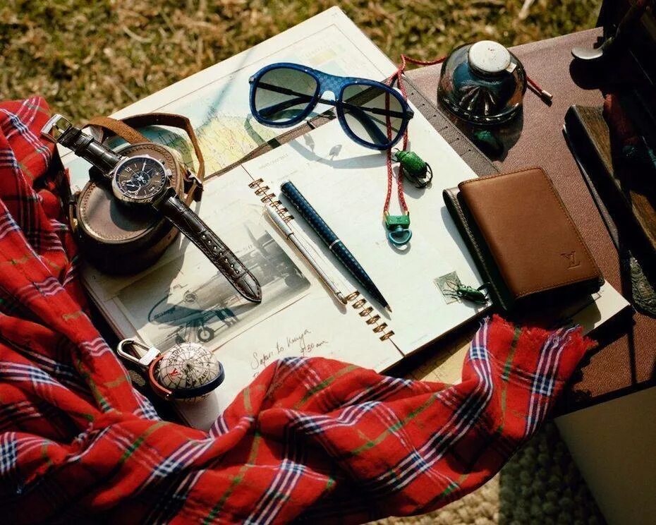 натюрморт с инструментами. стильные мужские аксессуары. исторические предметы. дорогие мужские аксессуары. стильные аксессуары для мужчин.