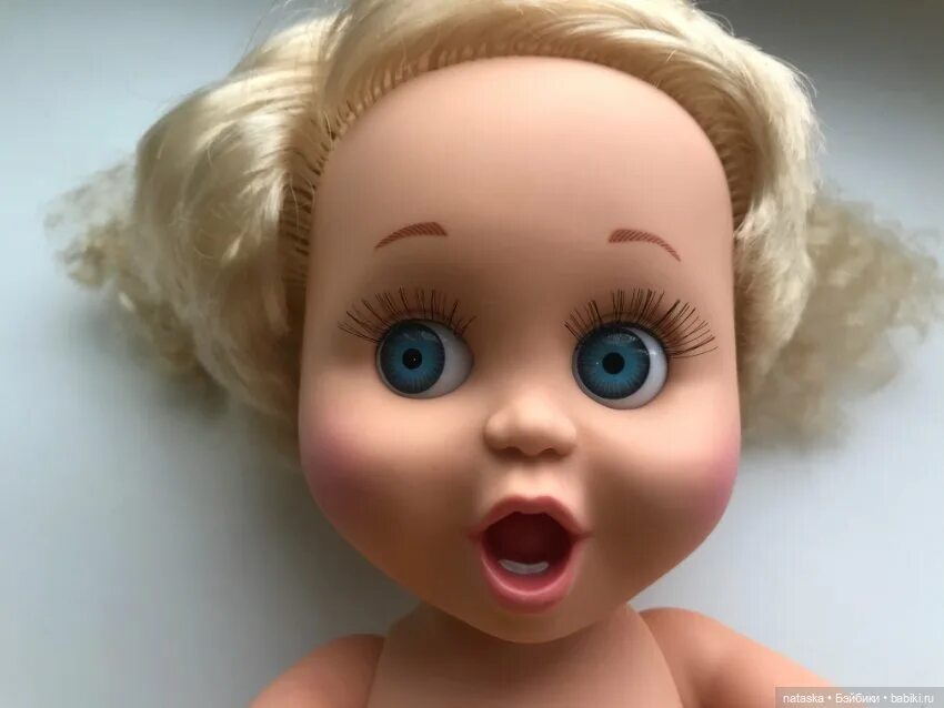 удивленная кукла