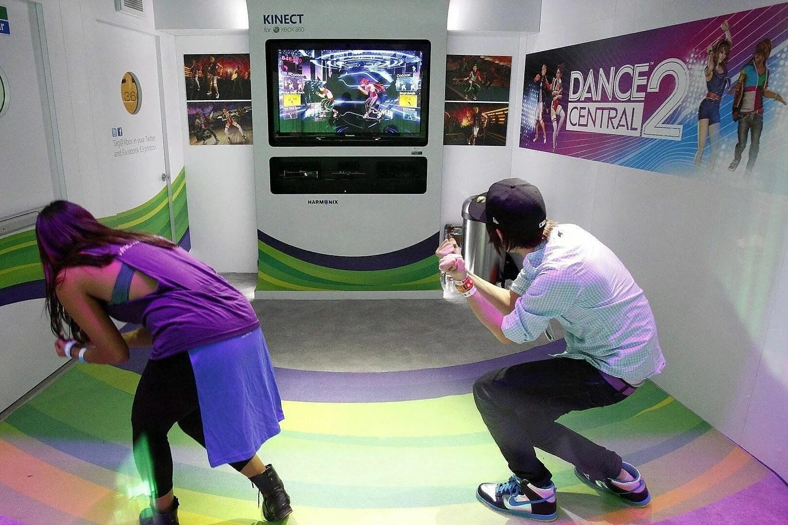 Интерактивная игра 23 8. Kinect Xbox 360 человек. Xbox 360 Kinect компания. Игровой зал Xbox 360. Xbox 360 Kinect Dance Central.