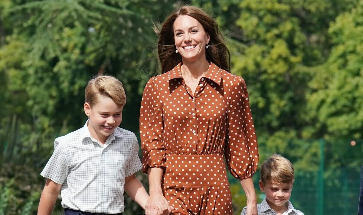 Фото детей кейт миддлтон и принца уильяма. Джордж сын Кейт Миддлтон. Кейт Миддлтон с сыном. Принц Джордж 2022. Принц Уильям и Кейт Миддлтон.