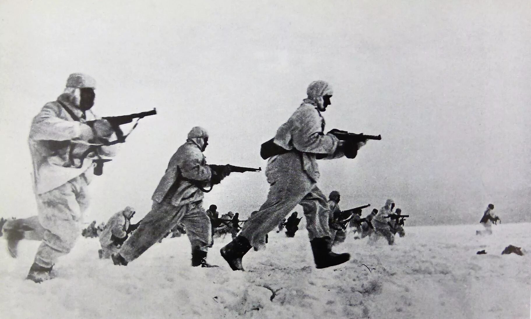 Схватка бой. Красноармейцы в зимних маскхалатах. Битва под Москвой 1942. Вяземская воздушно-десантная операция 1942.