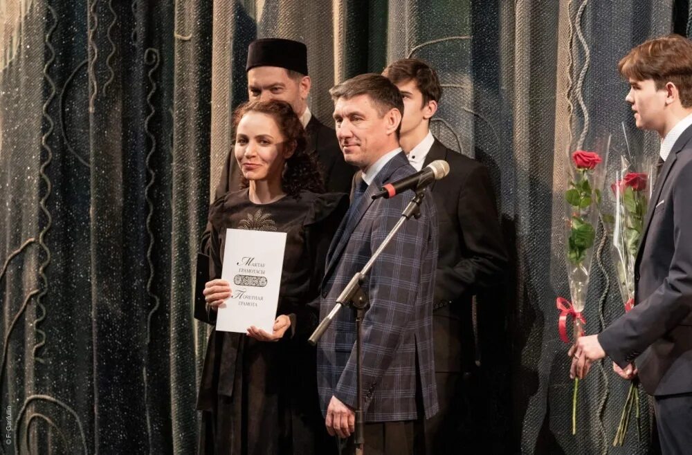 Гастроли театра нур. Жить хорошо спектакль нур учалы афиша. Театр нур артисты. Гастроли театра нур. Резеда зарипова театр нур.