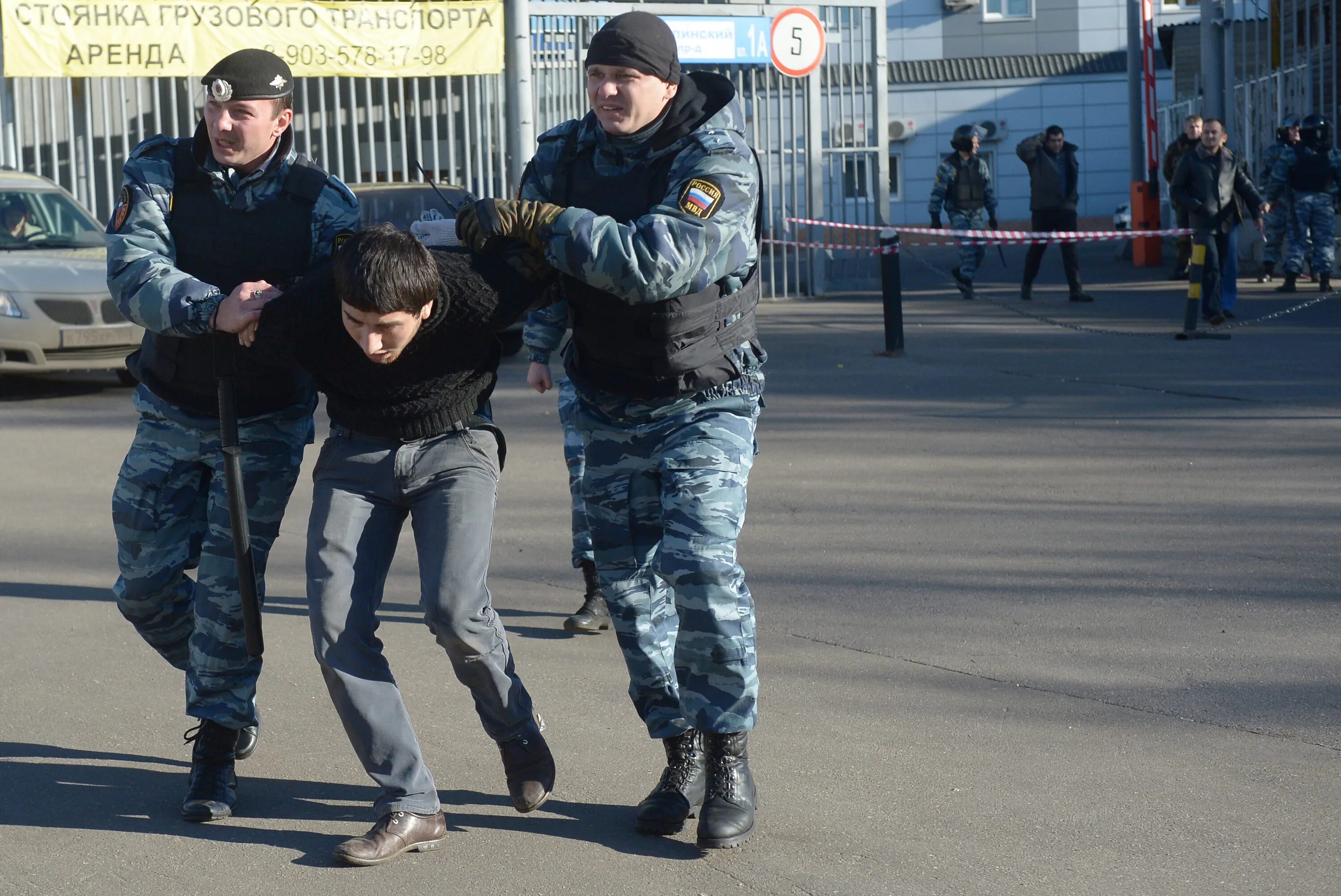 Полицейский догони. Преступность мигрантов. Полиция задерживает мигрантов.