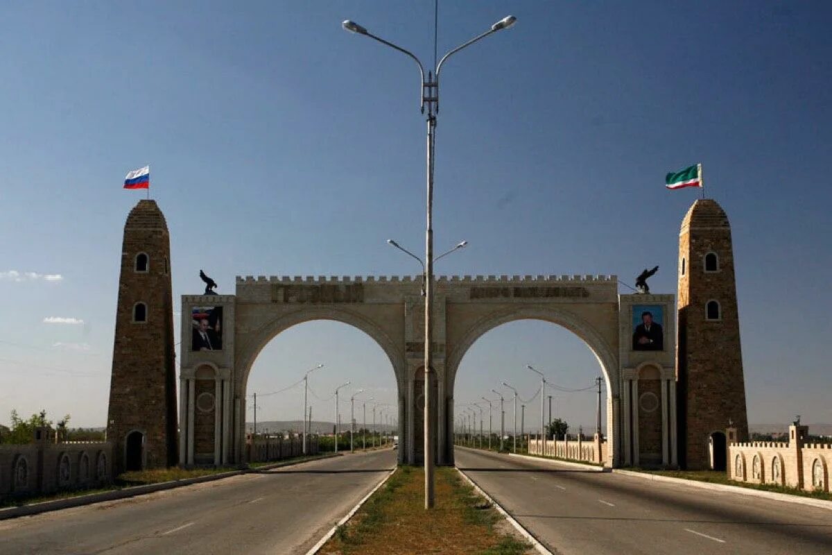 Въехать в азербайджан. Триумфальная арка Грозный. Триумфальная арка Чечня. Грозный арка въезд в Грозный. Арка на въезде в Грозный.