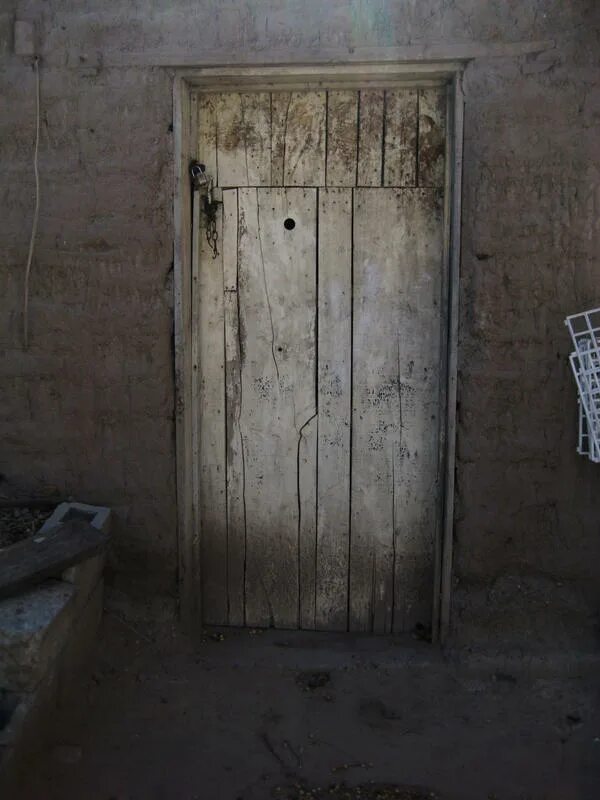 Жуткие двери. Дверь в подвал. Страшная дверь. Дверь в страшный дом. Старая страшная дверь.