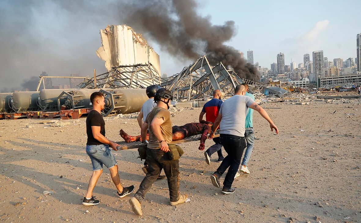 Люди гибнут. Ливан Бейрут взрыв 4 августа 2020.