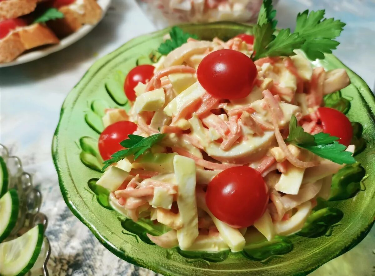 новогодние закуски. салату украшение новый од. новогодние салаты и закуски на 2023 год. салаты на праздничный стол 2023 год. салат "рождественский венок" (с курицей и орехами).