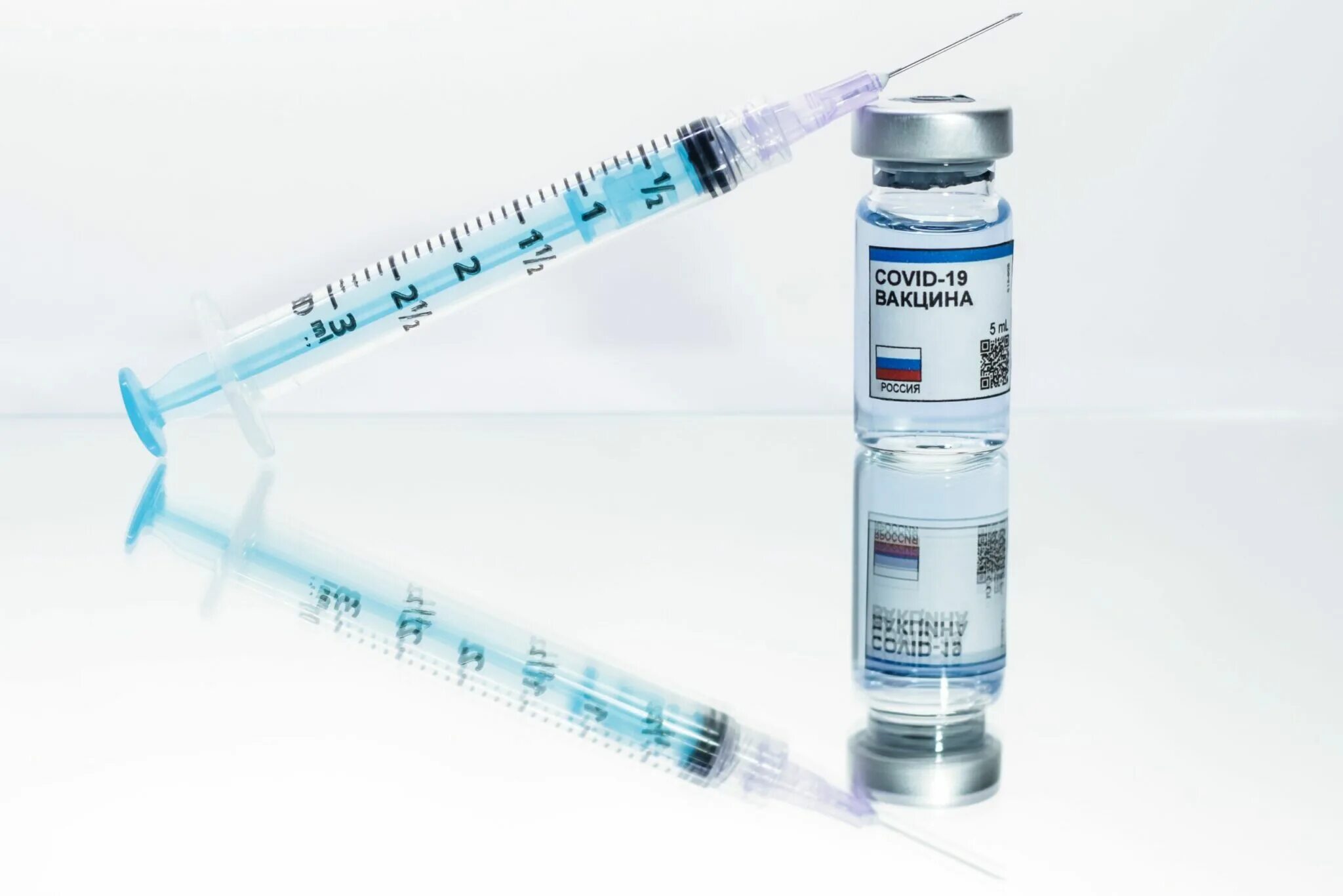 Covid-19 вакцина. Коронавирус и шприц. Вакцинация Covid. Шприц с вакциной от коронавируса.