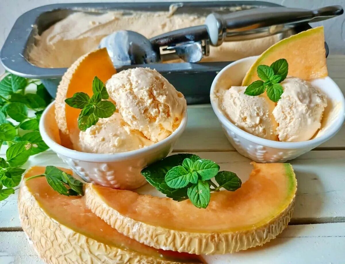 Мороженое со вкусом дыни. Десерт из дыни. мороженое со взбитыми сливками. сливки дыня мороженое. мороженое дыня.