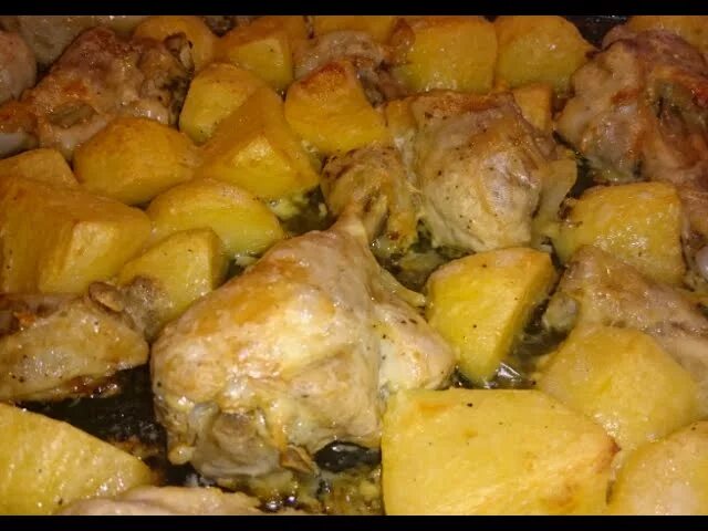 Грудка с картошкой в духовке со сметаной. Картошка с курицей в духовке на протвине со сметаной. картошка с курицей в сметане. курица с картошкой в духовке со сметаной. курица с картошкой в сметанном соусе в духовке.