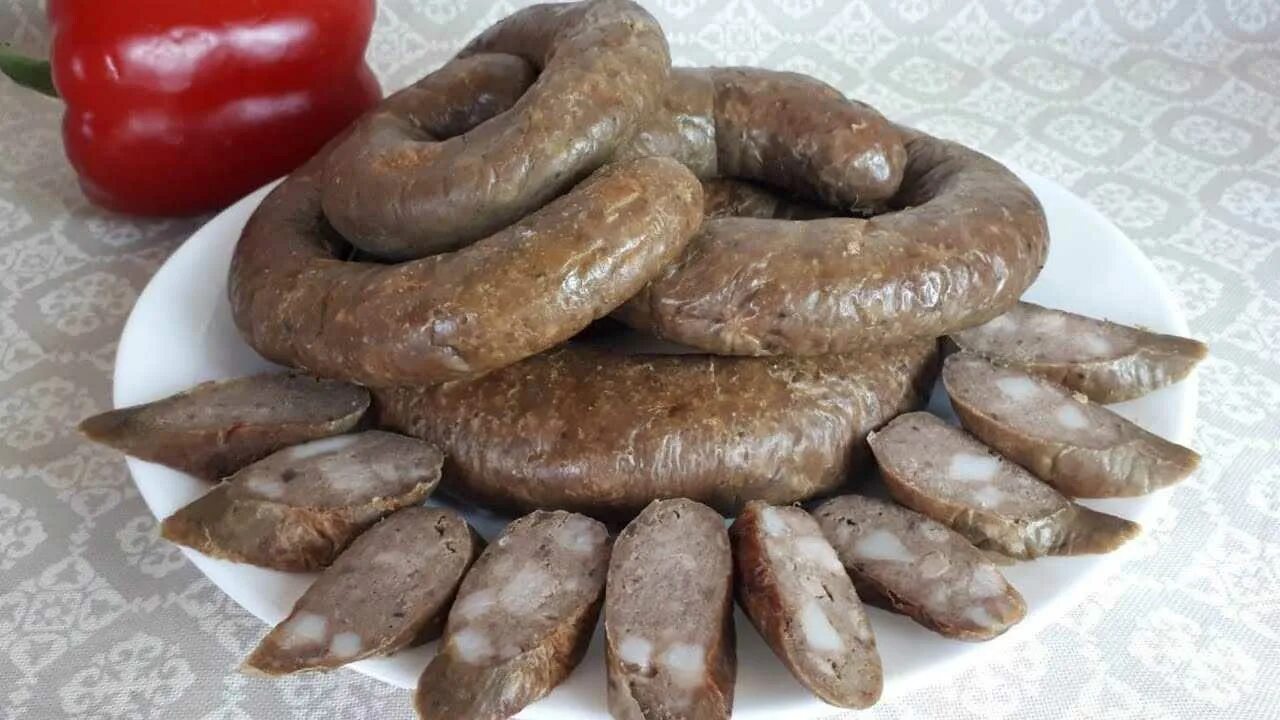 Колбаса из печени. Печеночная колбаса. печёночная колбаса в домашних. домашняя печеночная колбаса. домашняя колбаса из печени.