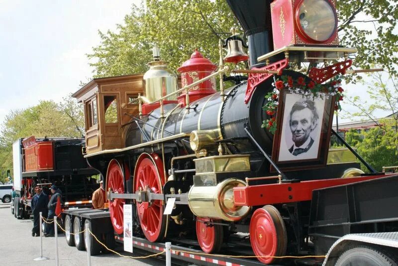 погреб танк. поезд 1968 года. танк в подвале. поезд авраама линкольна. подвал винзавод москва.