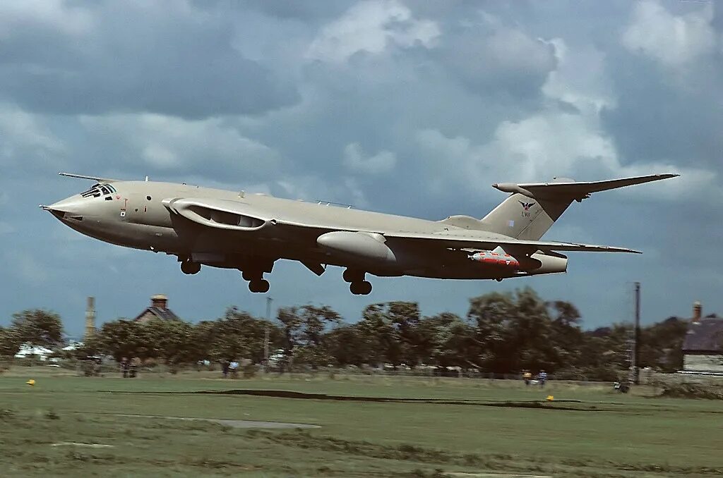 Handley-page victor самолёт. Handley page. Handley page. Handley page victor кабина. Handley page.