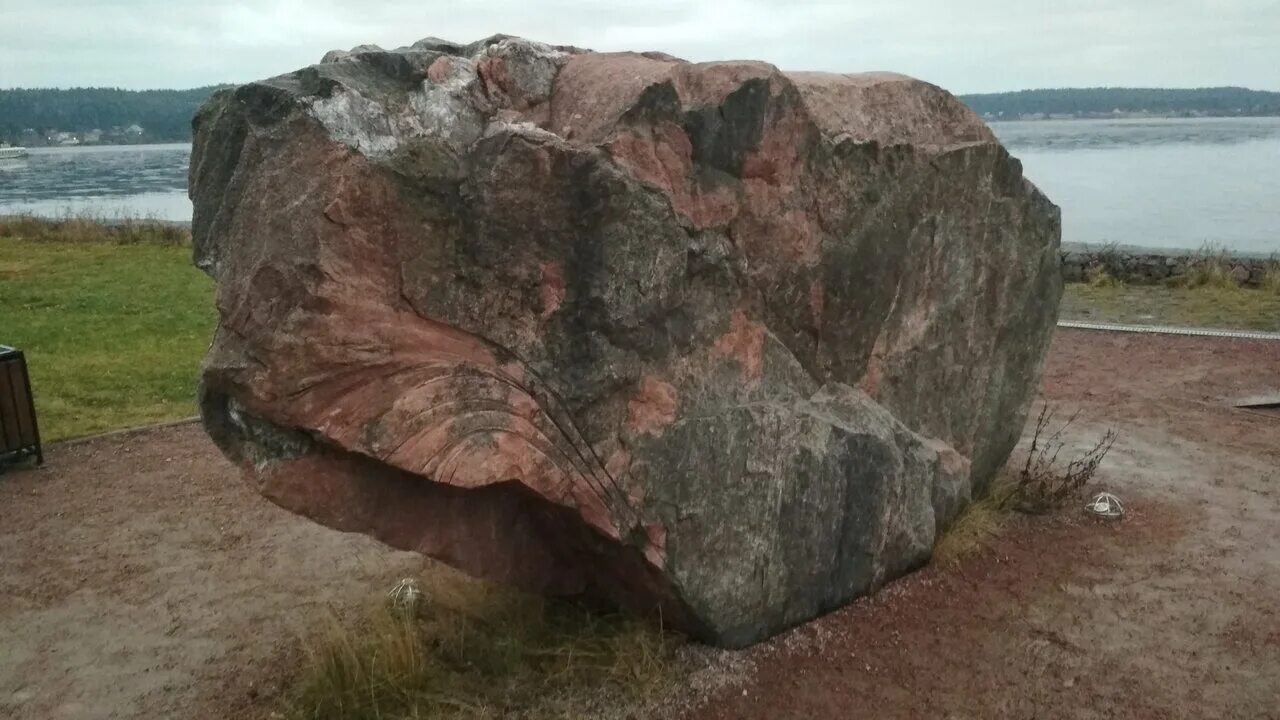 Камень желаний Сортавала. Камень желаний Карелия. Сортавала камни. Набережная и камень желаний Сортавала.