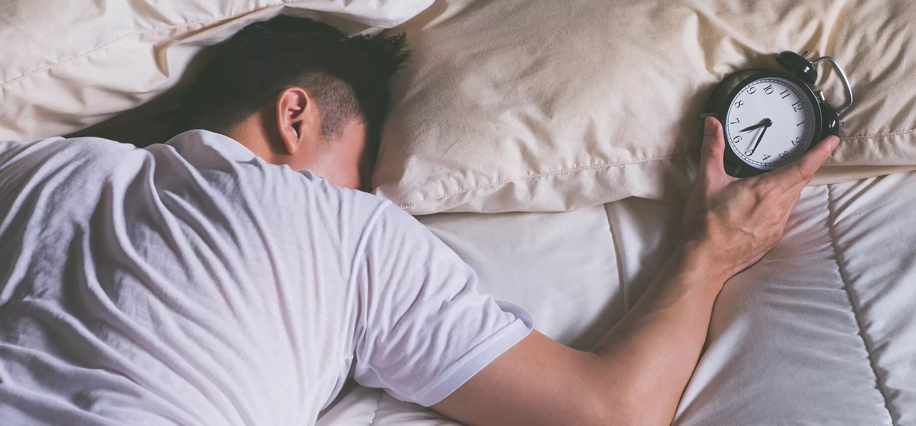 Stop sleep die. Здоровый сон. Человек просыпается. Спит в кровати. Человек будильник.