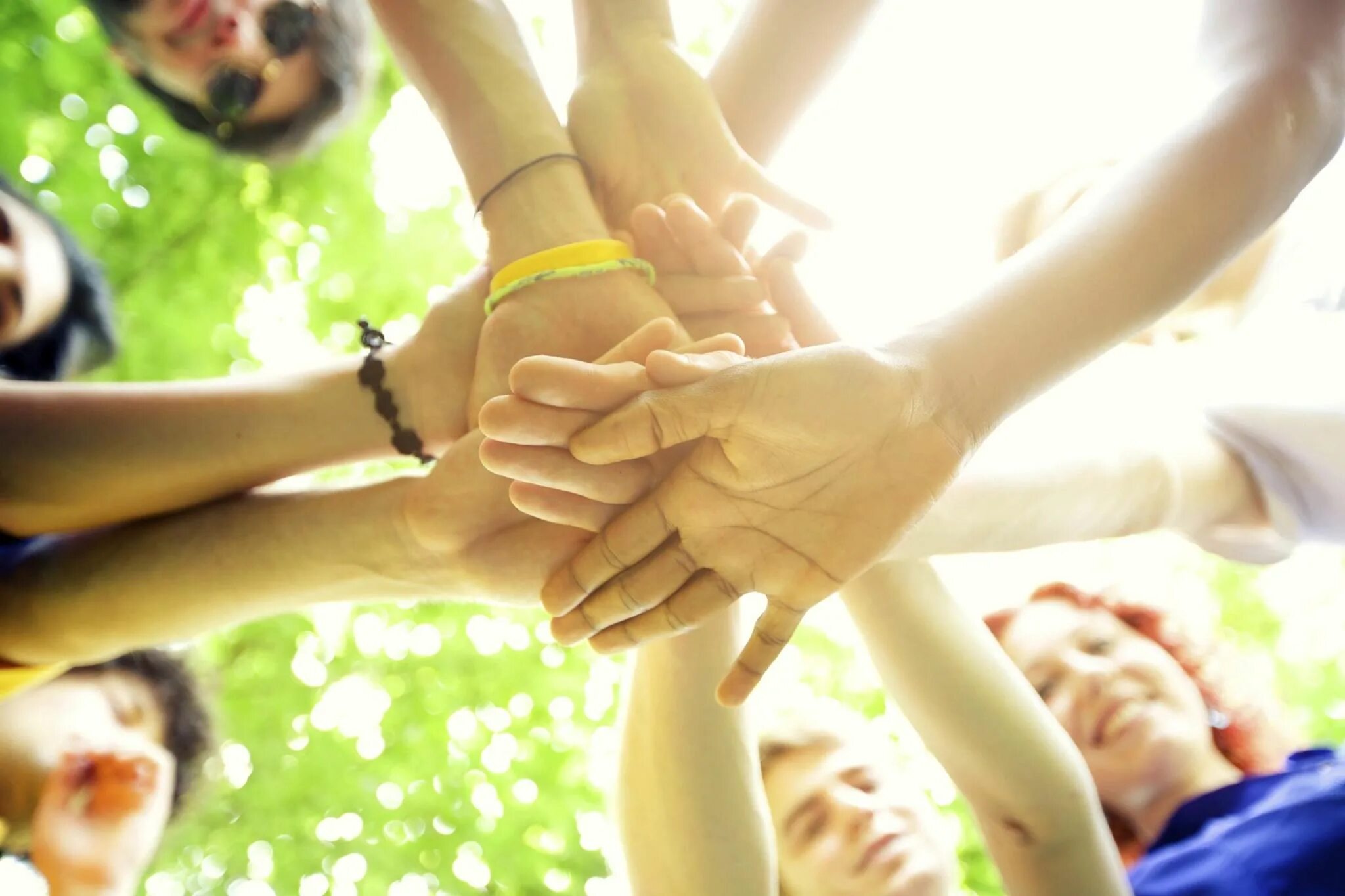 Дружба руки. Возьмемся тем лучше. Хоровод детей. Рисунок на тему возьмемся за руки друзья. Настоящие друзья.