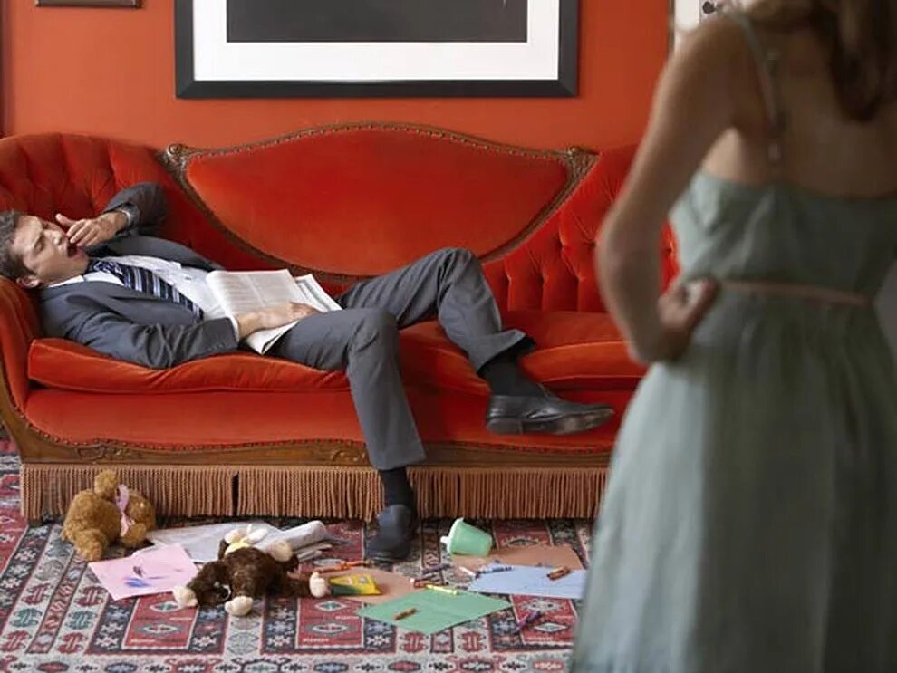 мужские носки валяются. носки разбросанные по квартире. мужик под кроватью. комната с раскиданными вещами мужская. фотосессия муж и жена на диване.