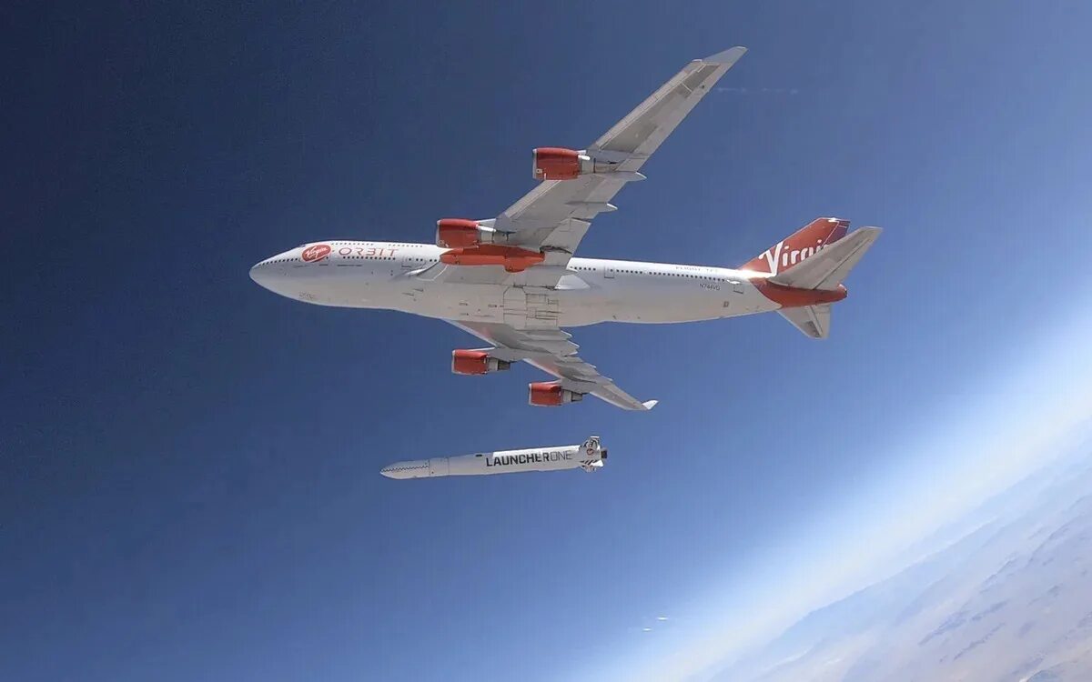 Воздушный старт. LAUNCHERONE ракета-носитель. Virgin Orbit самолет. Boeing 747 Virgin Orbit. Ракета-носителя Virgin Orbit.