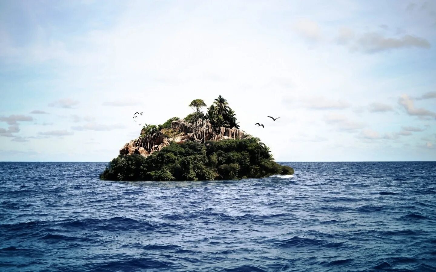 Остров человек в океане