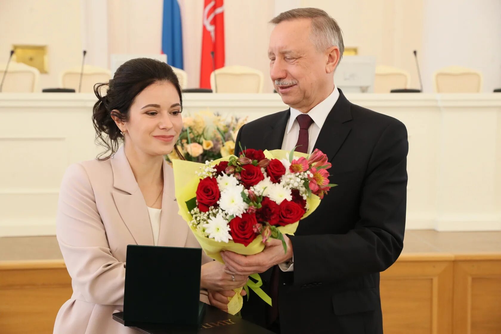 Беглов обнимает зару. Беглов награды. Беглов награждает. Премия правительства Российской Федерации в области науки и техники.