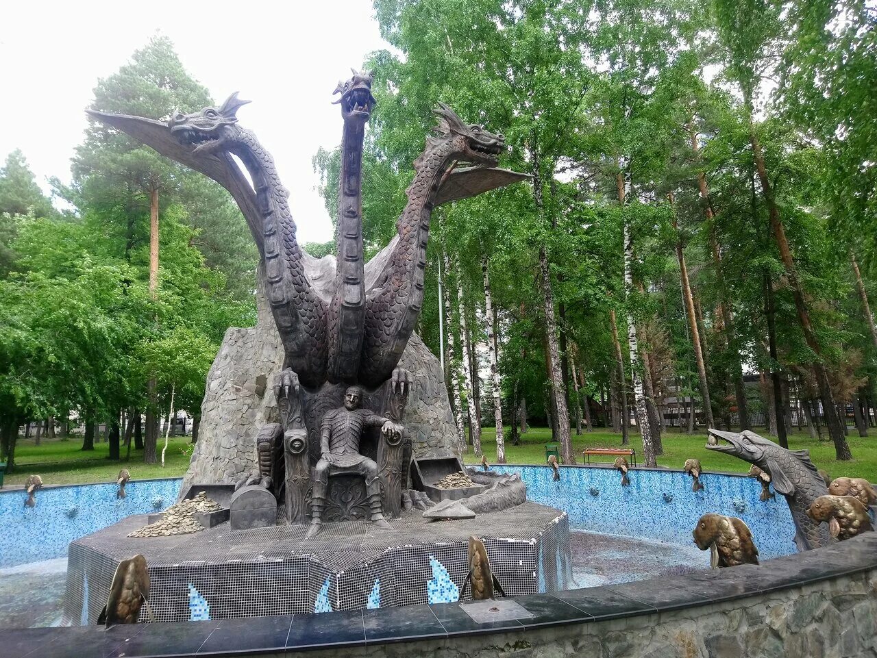 змей горыныч и кощей бессмертный памятник в новосибирске. фонтан змей горыныч в новосибирске. фонтан змей горыныч в новосибирске. памятник кощею в новосибирске. змей горыныч новосибирск памятник.