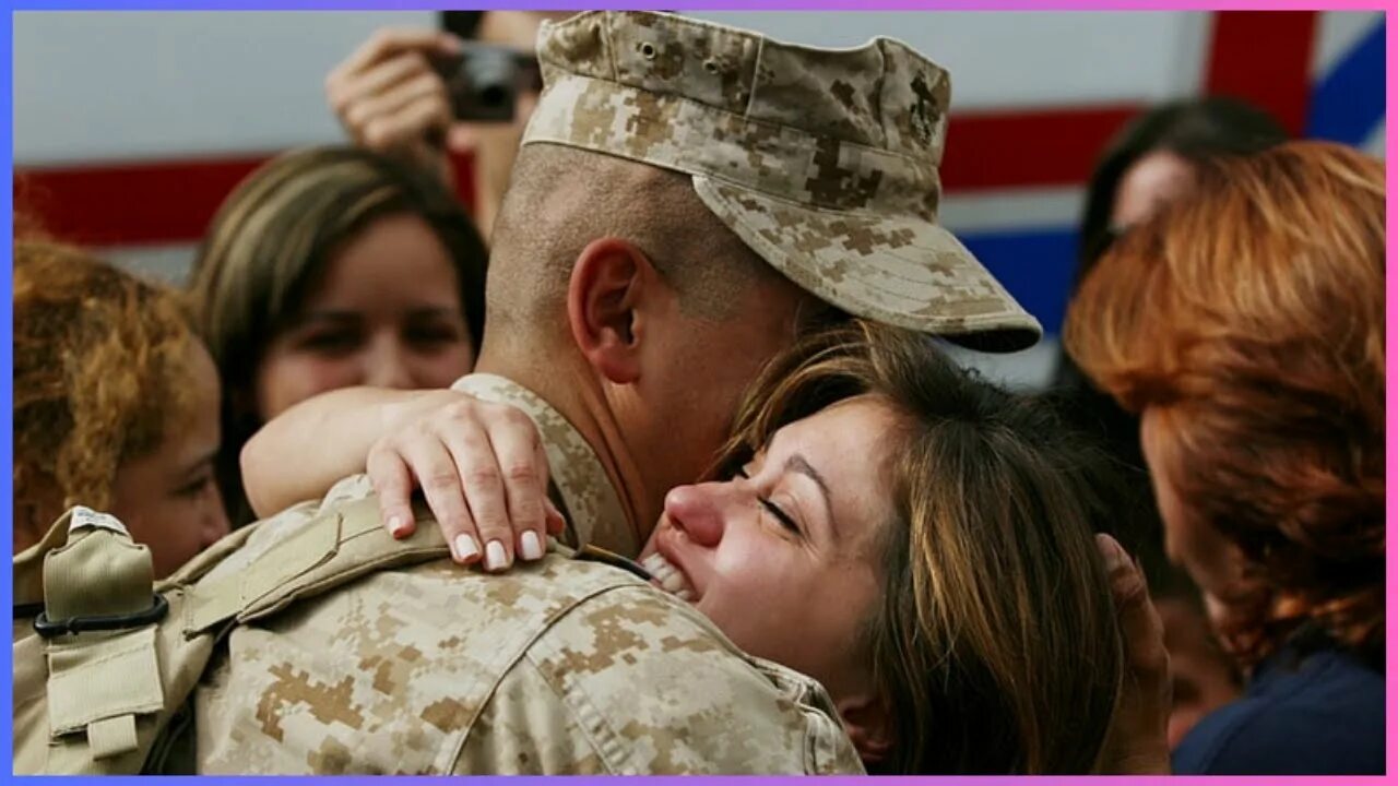 Soldier comes home. Возвращение солдата. Нервный солдат. Most emotional soldiers coming home. The soldiers шоу.