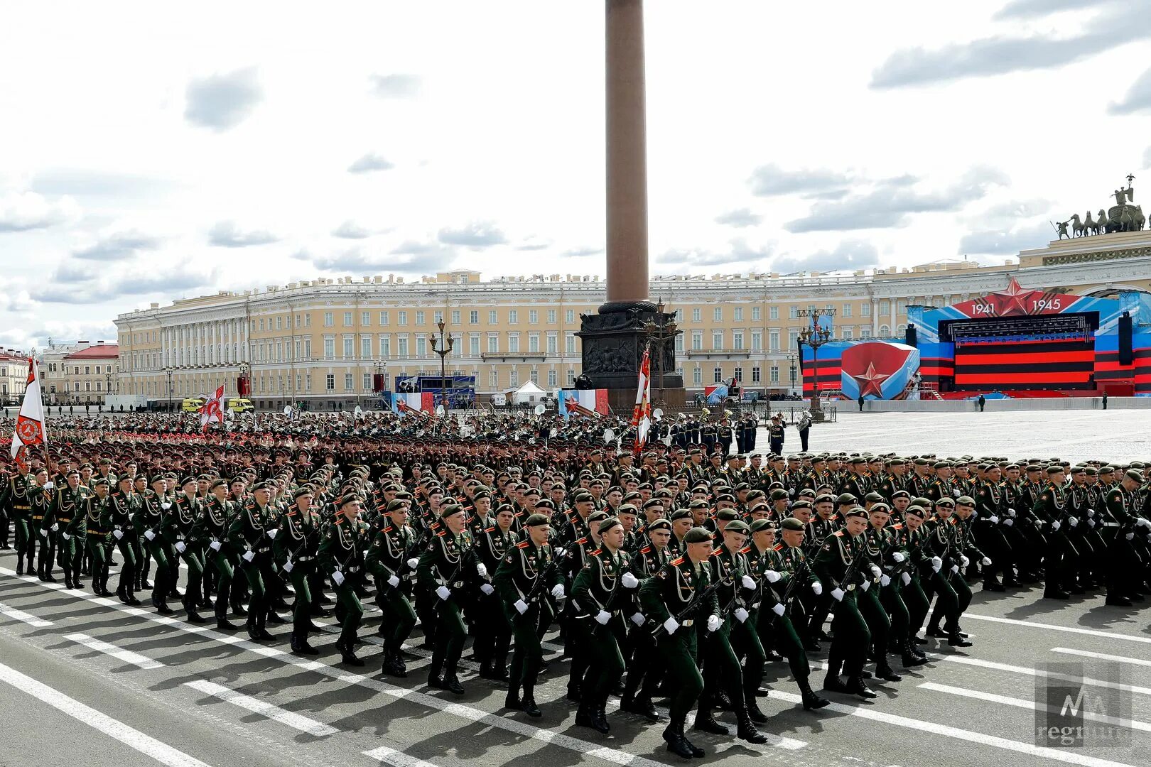 Дворцовая площадь в Санкт-Петербурге парад. Парад Победы 2022 Дворцовая площадь. Питер Дворцовая площадь парад Победы. Дворцовая площадь парад 2023. Парад 9 мая спб