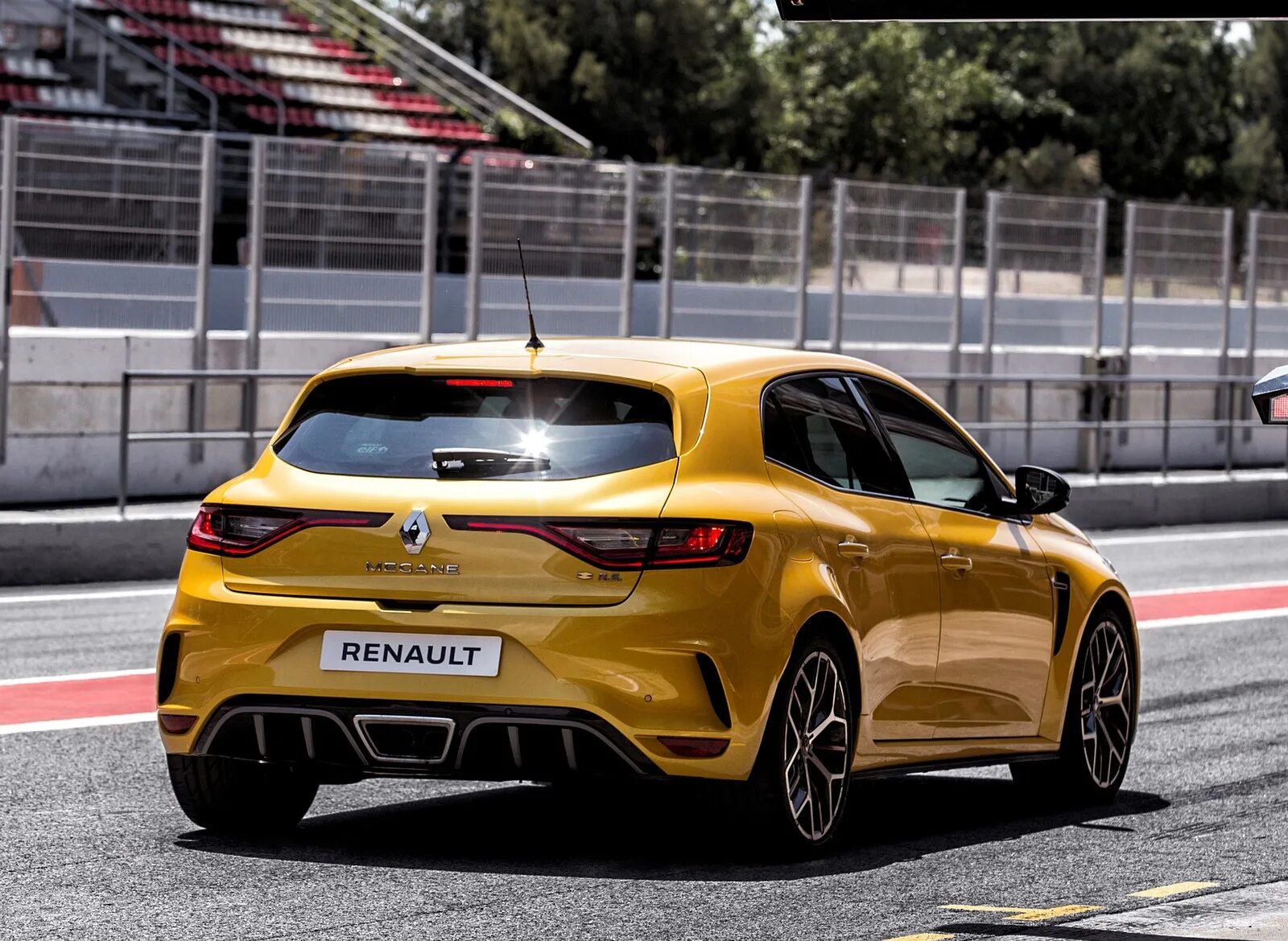 Megane clio. Renault Megane r.s. Trophy r 2019. Renault Megane RS Trophy. Megane RS Trophy r. Renault Megane RS 2019.