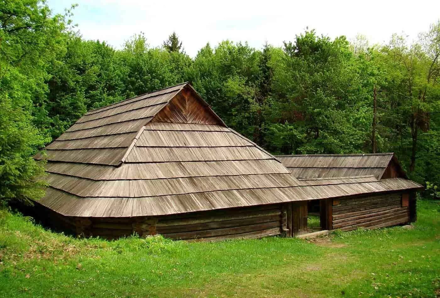 Карпаты Гуцульская деревня музей. Карпатская деревня гуцулов. Жилище гуцулов. Карпаты Гуцульская деревня этнопарк.