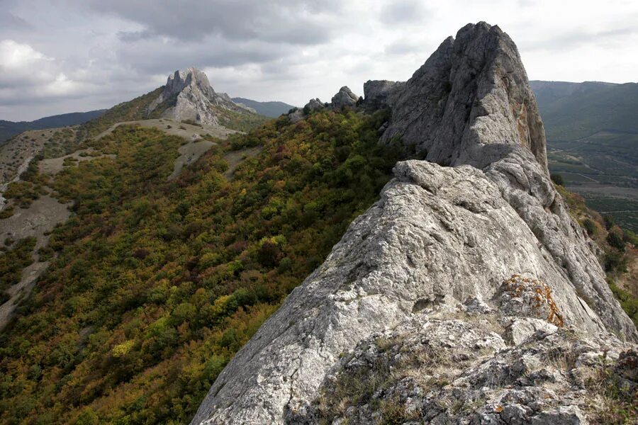 Гора Таракташ Судак. Горный хребет Таракташ. Гора Таракташ в Крыму. Таракташ (хребет, Судак). Скалистый гребень