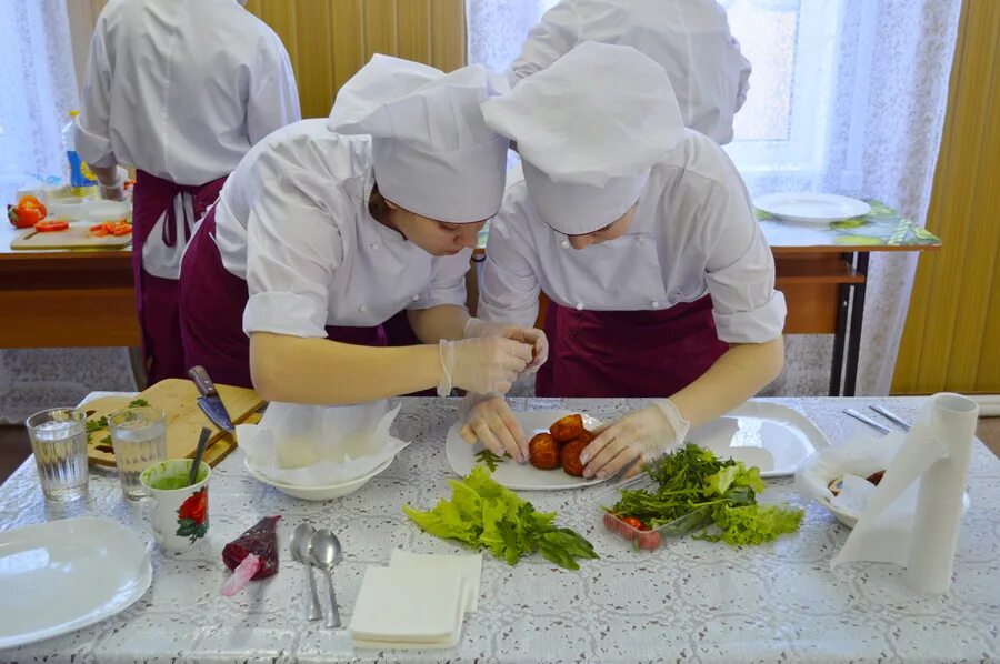 Какие экзамены сдают на повара. Повар кондитер. Колледж повар. Профессия повар в колледже. Повар кондитер колледж.