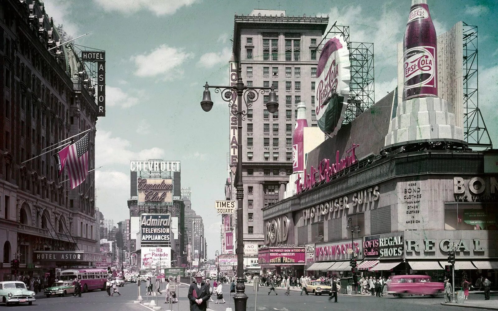 London is than new york. 50 Е В Нью-Йорке. Нью Йорк Таймс сквер 1950. Нью-Йорк в 50-е годы. Нью Йорк 1950-е.