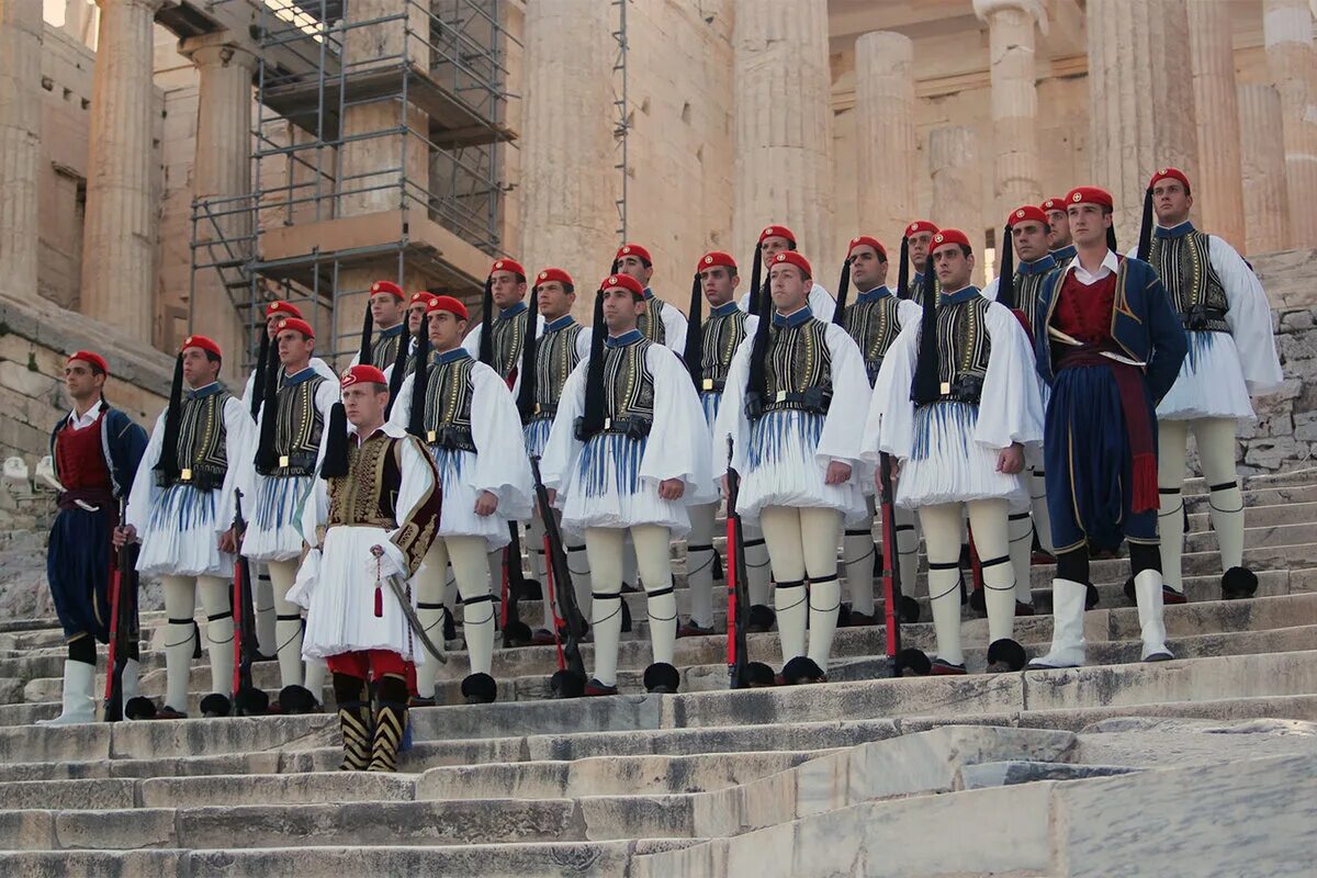 Много на греческом. Эвзоны Греческая гвардия. Гвардейцы эвзоны греческие. Греческие солдаты эвзоны. Греческая президентская гвардия (эвзоны).