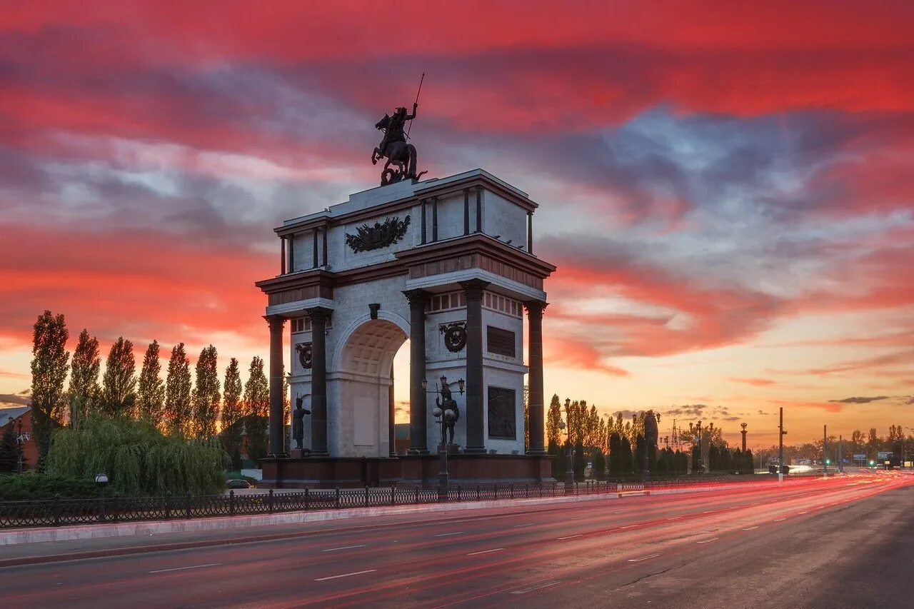 Kursk sp. Триумфальная арка Курск. Достопримечательности Курска Триумфальная арка. Мемориальный комплекс Триумфальная арка Курск. Город Курск Триумфальная арка проспект Победы.