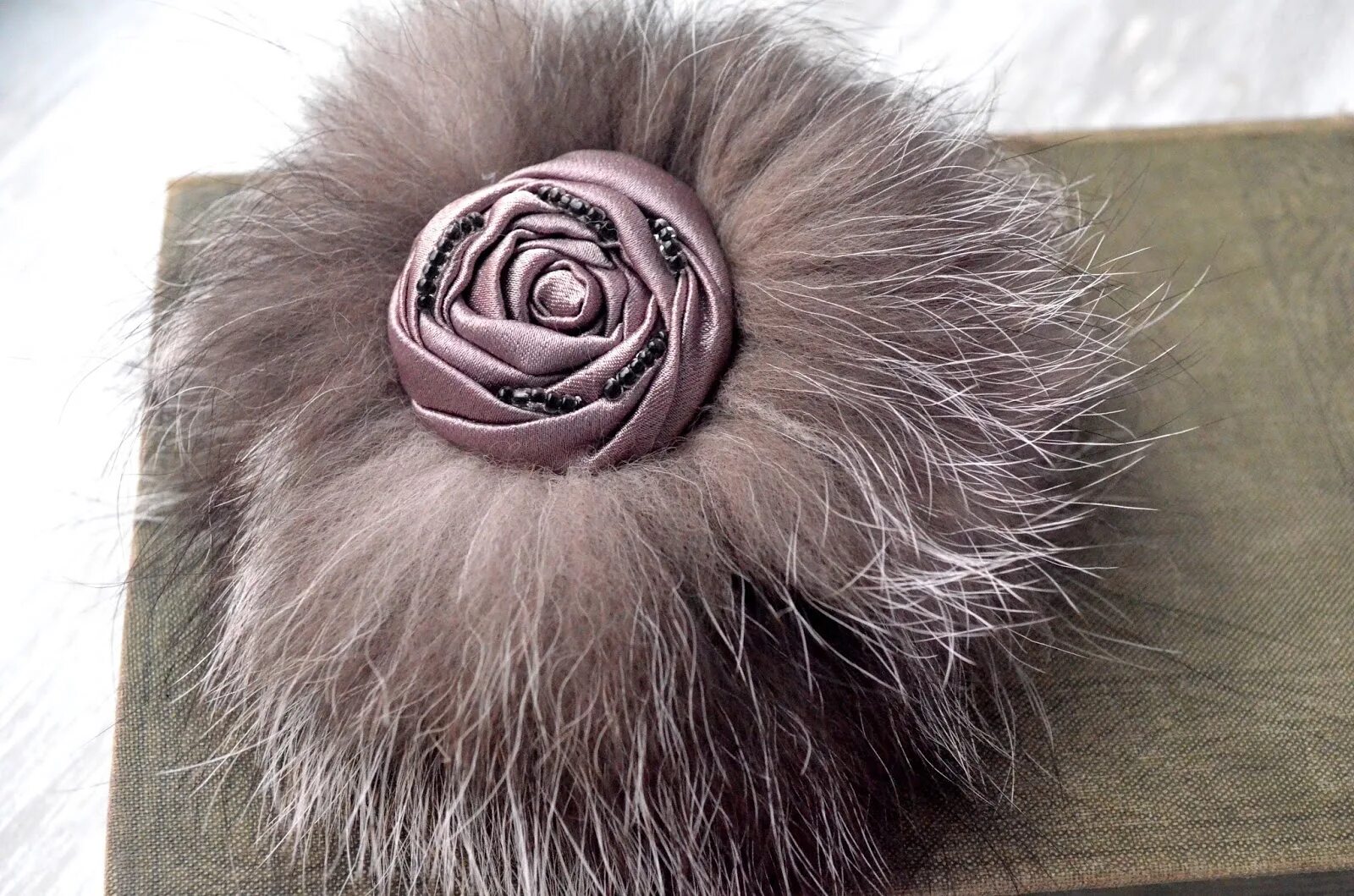 украшения с мехом и бисером. украшения из меха своими руками. украшения с мехом. украшения из меха. брошь из меха норки.